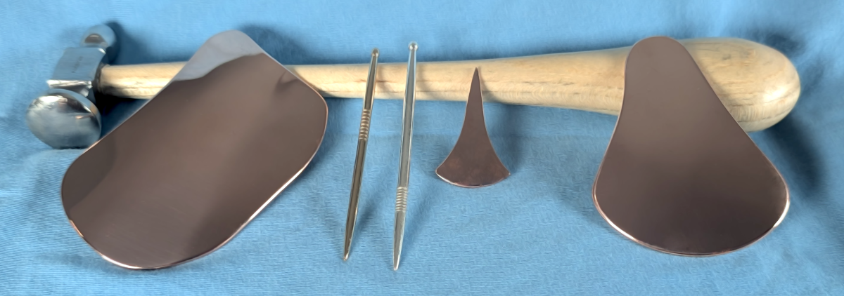 A forging hammer with Two gua sha tool, two teishin  and a zanshin.
